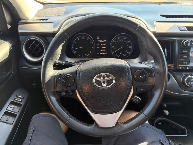 Toyota RAV4 Vehicle Full-screen Gallery Image 14