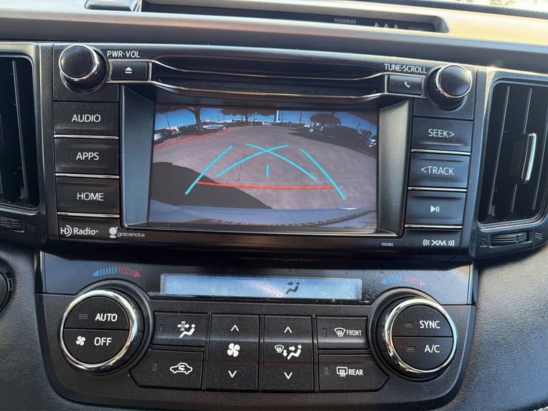 Toyota RAV4 Vehicle Full-screen Gallery Image 17