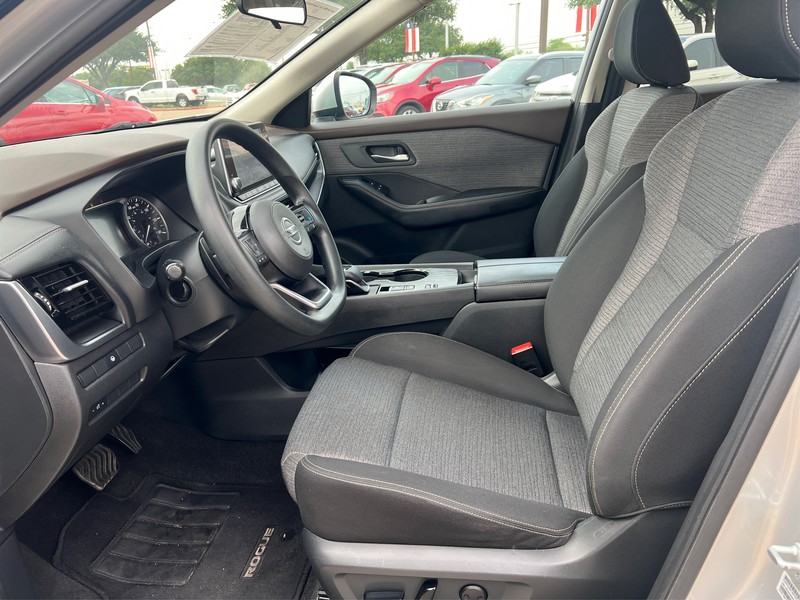 Nissan Rogue Vehicle Full-screen Gallery Image 9