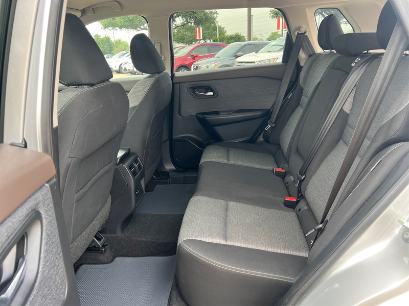 Nissan Rogue Vehicle Full-screen Gallery Image 10