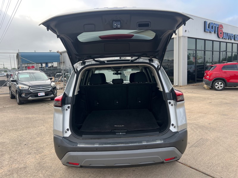 Nissan Rogue Vehicle Full-screen Gallery Image 11