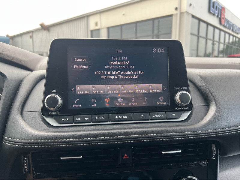 Nissan Rogue Vehicle Full-screen Gallery Image 12