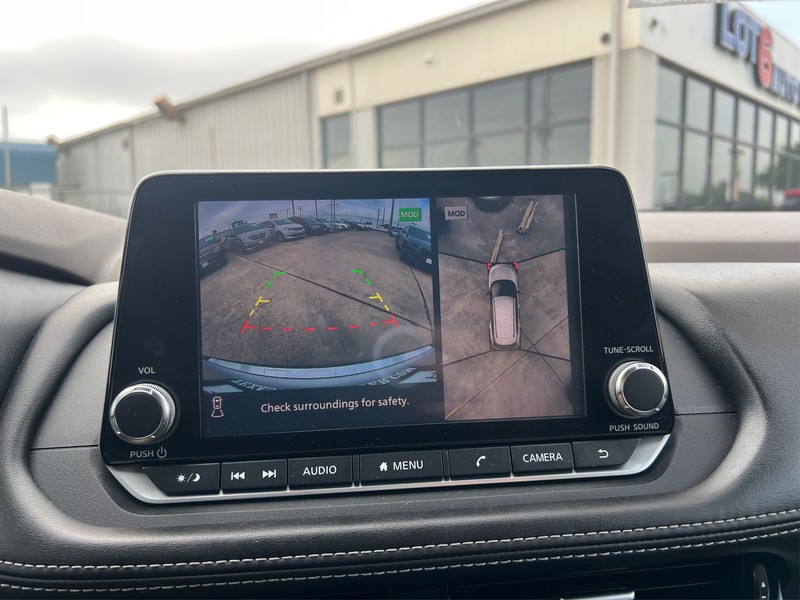 Nissan Rogue Vehicle Full-screen Gallery Image 17