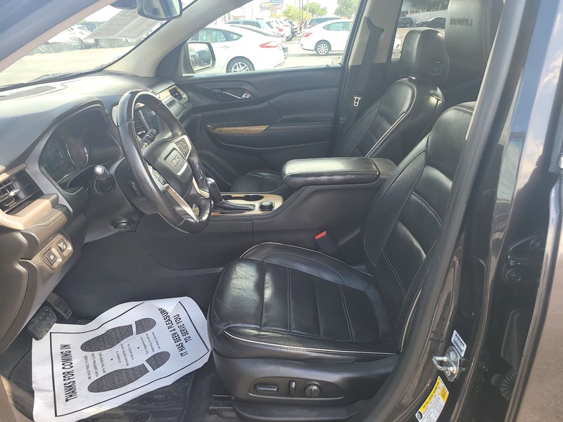 GMC Acadia Vehicle Full-screen Gallery Image 9