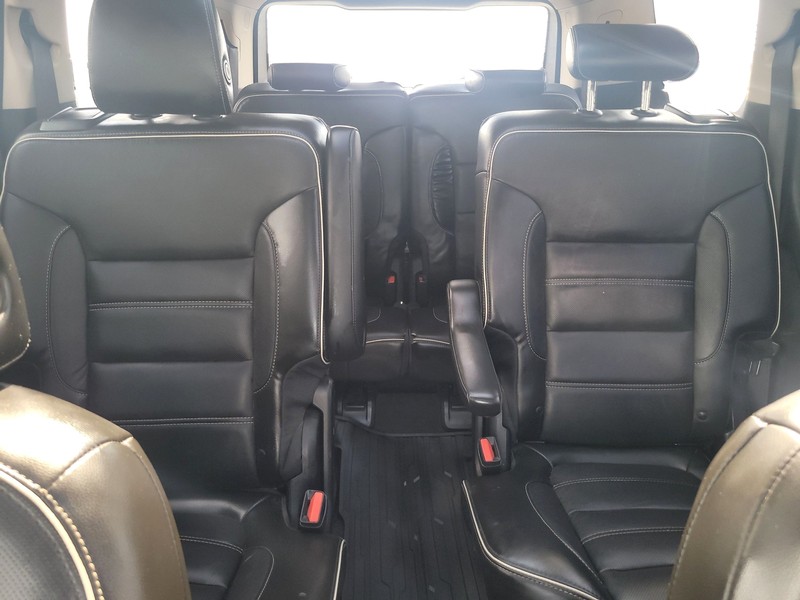 GMC Acadia Vehicle Full-screen Gallery Image 13
