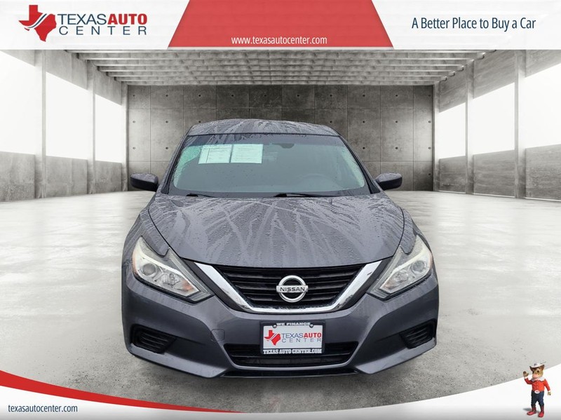 Nissan Altima Vehicle Full-screen Gallery Image 3