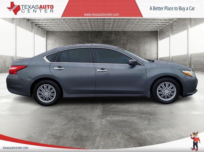 Nissan Altima Vehicle Full-screen Gallery Image 4