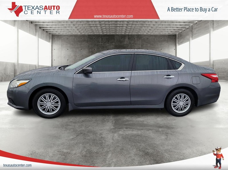 Nissan Altima Vehicle Full-screen Gallery Image 5
