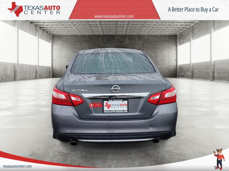 Nissan Altima Vehicle Full-screen Gallery Image 6