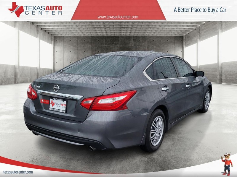 Nissan Altima Vehicle Full-screen Gallery Image 7