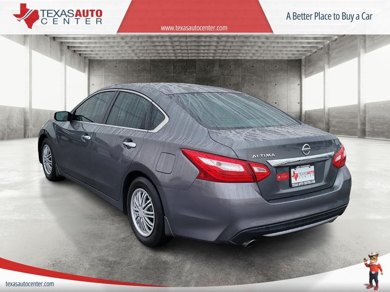 Nissan Altima Vehicle Full-screen Gallery Image 8