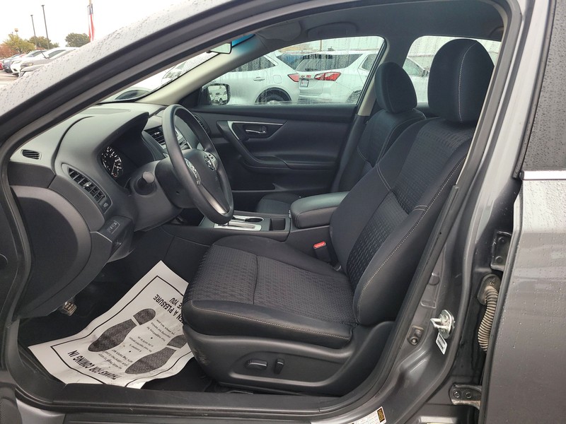 Nissan Altima Vehicle Full-screen Gallery Image 9