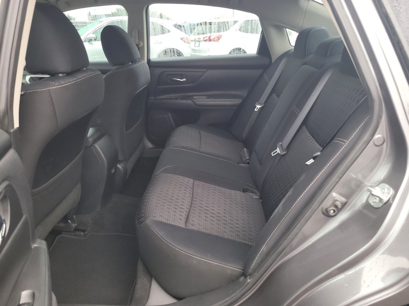 Nissan Altima Vehicle Full-screen Gallery Image 10