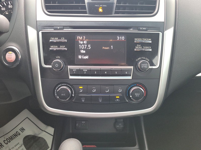 Nissan Altima Vehicle Full-screen Gallery Image 11