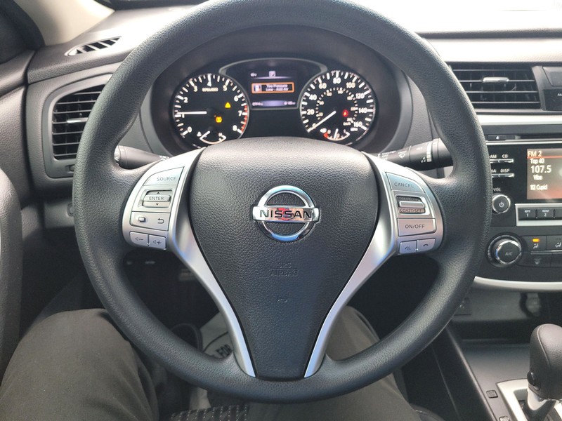 Nissan Altima Vehicle Full-screen Gallery Image 13