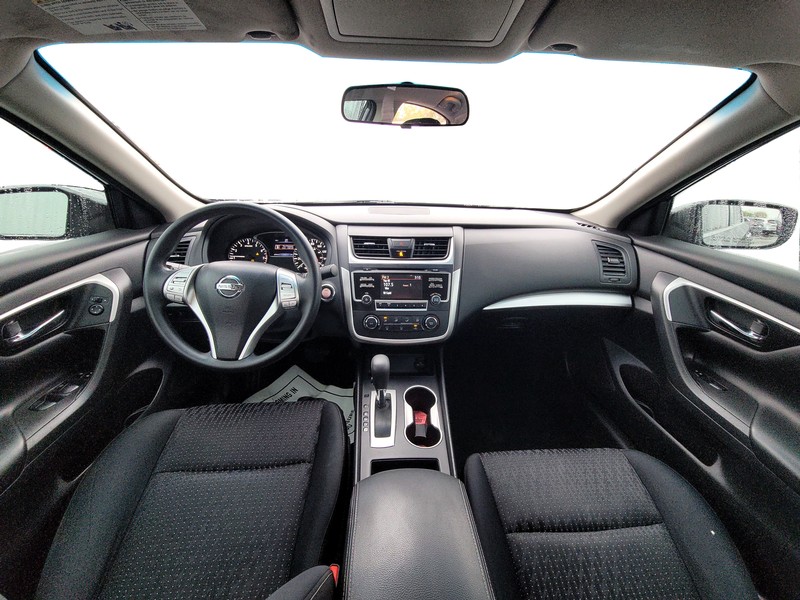 Nissan Altima Vehicle Full-screen Gallery Image 14