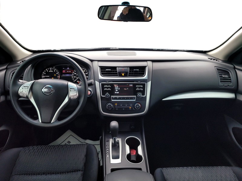 Nissan Altima Vehicle Full-screen Gallery Image 15