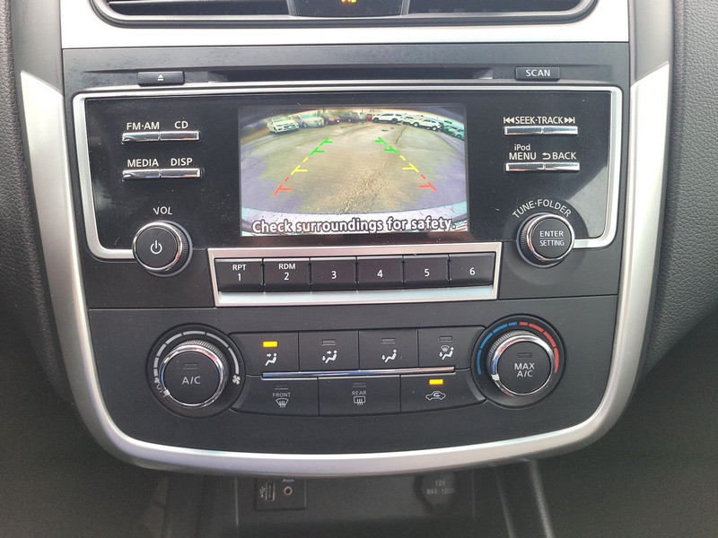 Nissan Altima Vehicle Full-screen Gallery Image 16