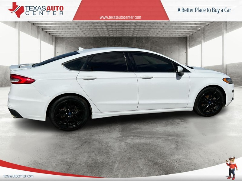 Ford Fusion Vehicle Full-screen Gallery Image 4