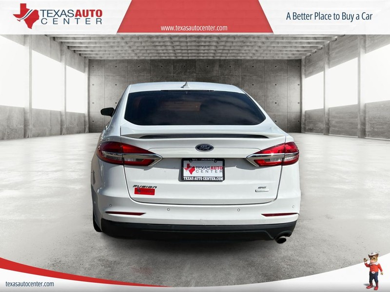 Ford Fusion Vehicle Full-screen Gallery Image 6