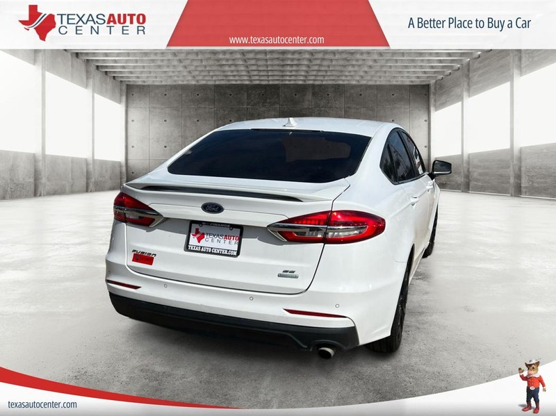 Ford Fusion Vehicle Full-screen Gallery Image 7