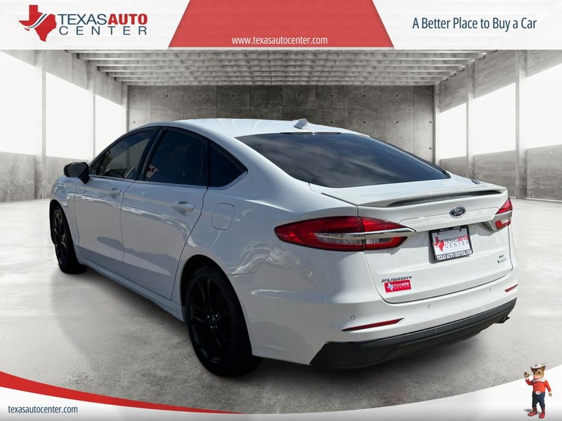Ford Fusion Vehicle Full-screen Gallery Image 8