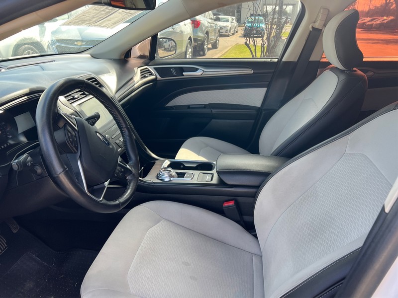 Ford Fusion Vehicle Full-screen Gallery Image 9