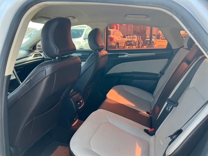 Ford Fusion Vehicle Full-screen Gallery Image 10