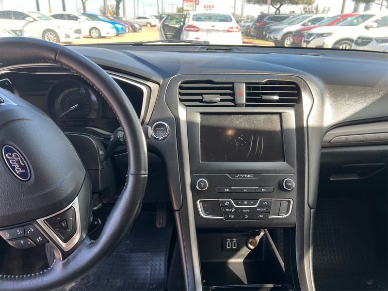 Ford Fusion Vehicle Full-screen Gallery Image 11