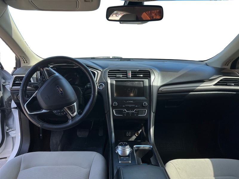 Ford Fusion Vehicle Full-screen Gallery Image 14