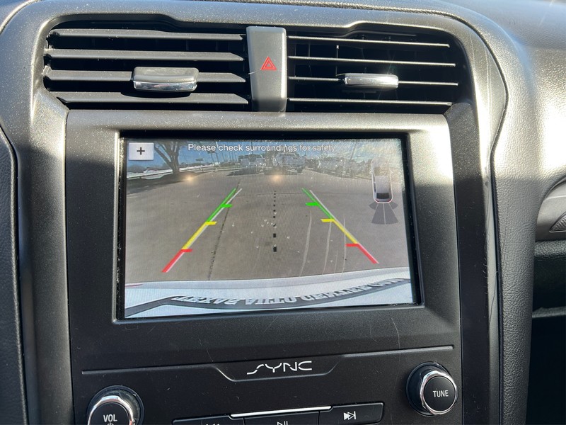 Ford Fusion Vehicle Full-screen Gallery Image 17