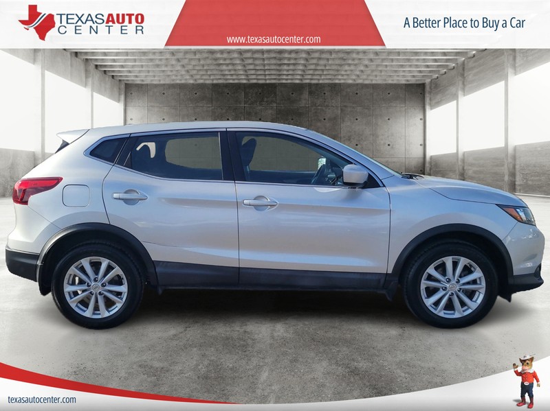 Nissan Rogue Sport Vehicle Full-screen Gallery Image 04