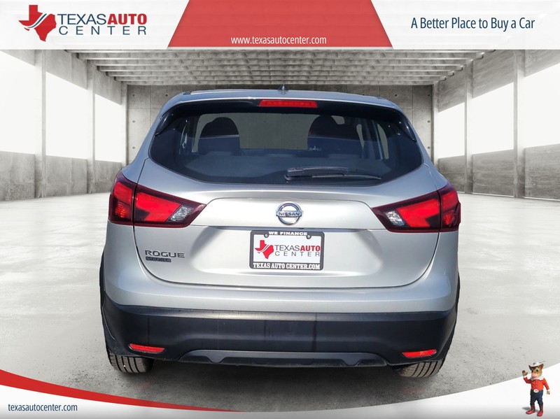 Nissan Rogue Sport Vehicle Full-screen Gallery Image 06