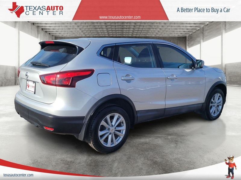 Nissan Rogue Sport Vehicle Full-screen Gallery Image 07