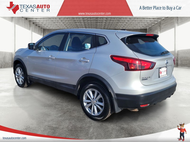 Nissan Rogue Sport Vehicle Full-screen Gallery Image 08