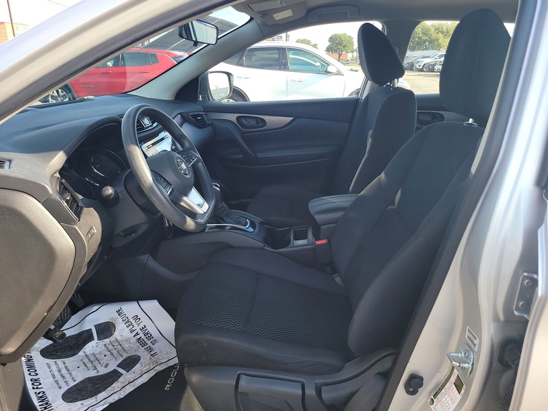 Nissan Rogue Sport Vehicle Full-screen Gallery Image 09