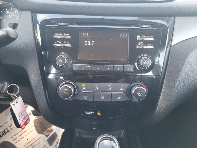 Nissan Rogue Sport Vehicle Full-screen Gallery Image 12