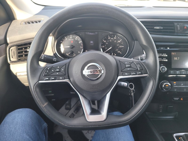 Nissan Rogue Sport Vehicle Full-screen Gallery Image 14