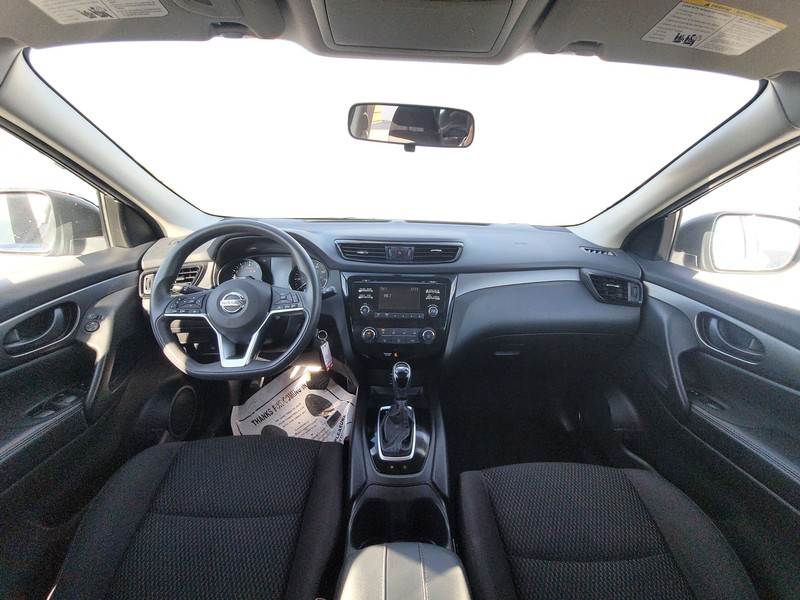 Nissan Rogue Sport Vehicle Full-screen Gallery Image 15