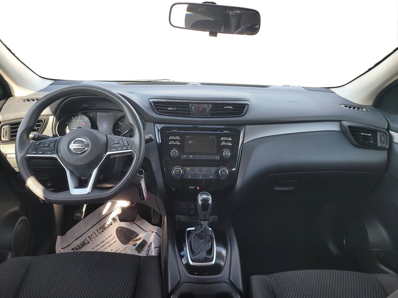 Nissan Rogue Sport Vehicle Full-screen Gallery Image 16