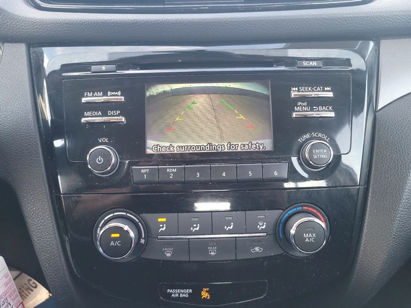 Nissan Rogue Sport Vehicle Full-screen Gallery Image 17