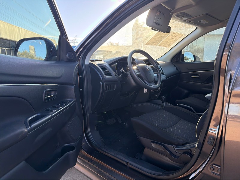 Mitsubishi Outlander Sport Vehicle Full-screen Gallery Image 09