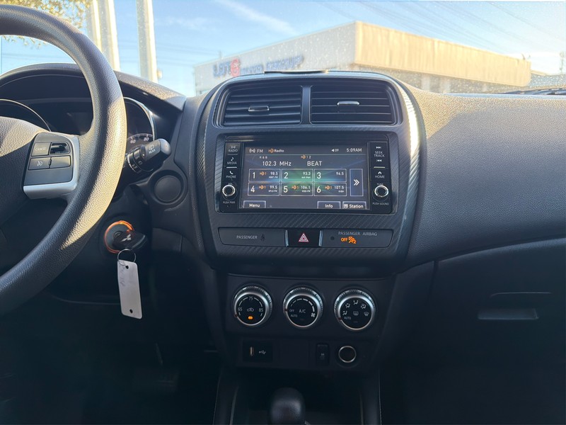 Mitsubishi Outlander Sport Vehicle Full-screen Gallery Image 12