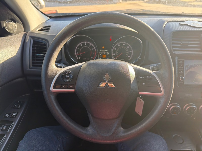 Mitsubishi Outlander Sport Vehicle Full-screen Gallery Image 14