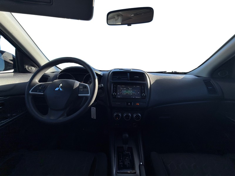 Mitsubishi Outlander Sport Vehicle Full-screen Gallery Image 16