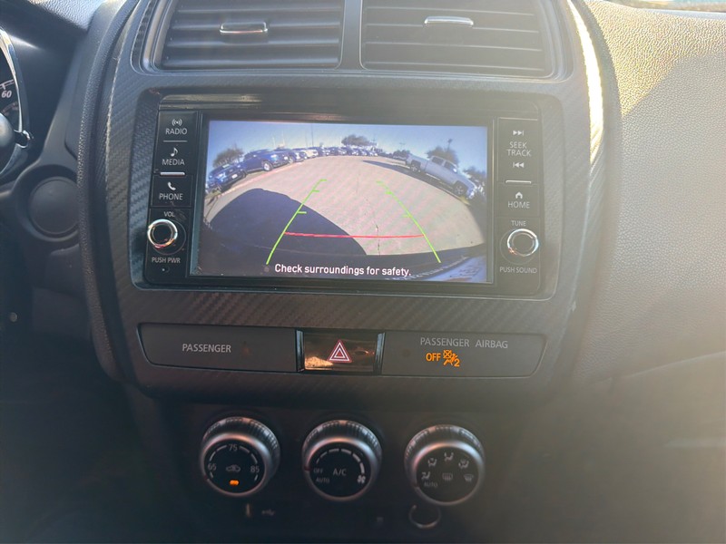 Mitsubishi Outlander Sport Vehicle Full-screen Gallery Image 17