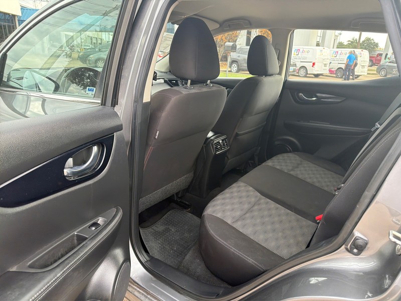 Nissan Rogue Sport Vehicle Full-screen Gallery Image 10