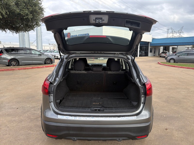 Nissan Rogue Sport Vehicle Full-screen Gallery Image 11