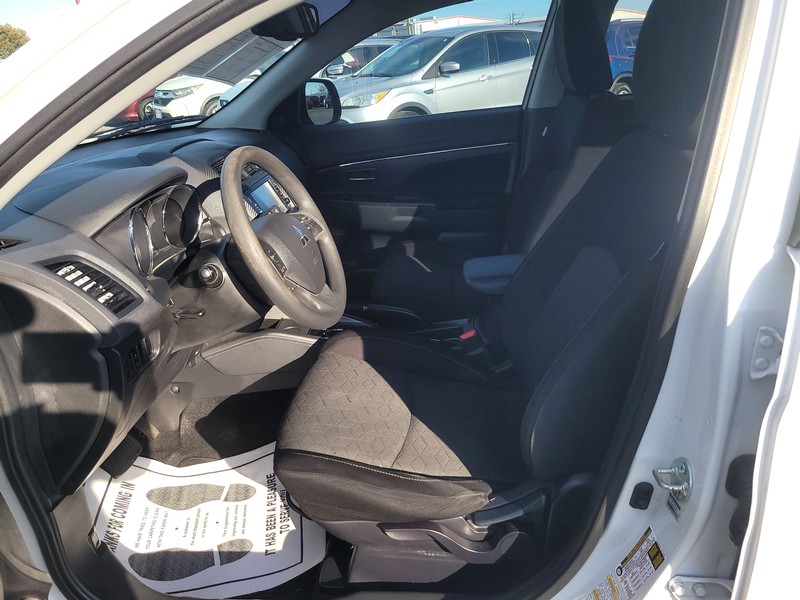 Mitsubishi Outlander Sport Vehicle Full-screen Gallery Image 9