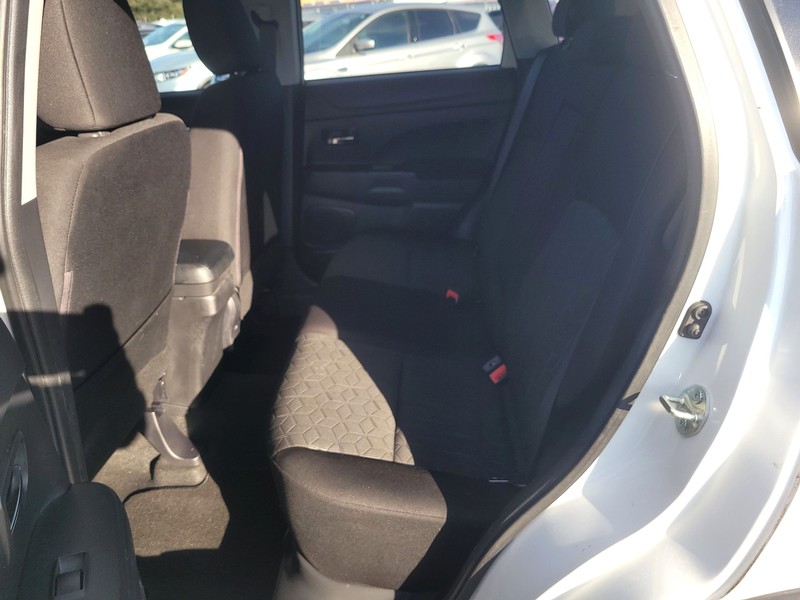 Mitsubishi Outlander Sport Vehicle Full-screen Gallery Image 10